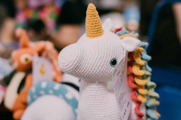 Quels sont les avantages d'offrir une peluche licorne à son enfant ?