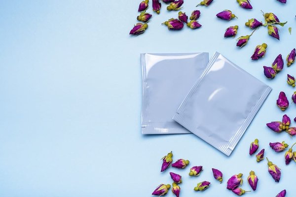 Quelles sont les caractéristiques de sécurité offertes par les enveloppes plastiques ?