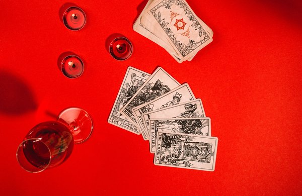 En quoi consiste l'interprétation des cartes en cartomancie et comment la développer ?