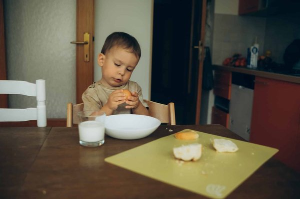 Doit-on priver un enfant de dessert s'il refuse de manger à table ?