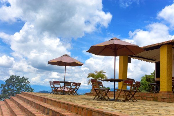 Élégance moderne : table et chaises de jardin gris anthracite